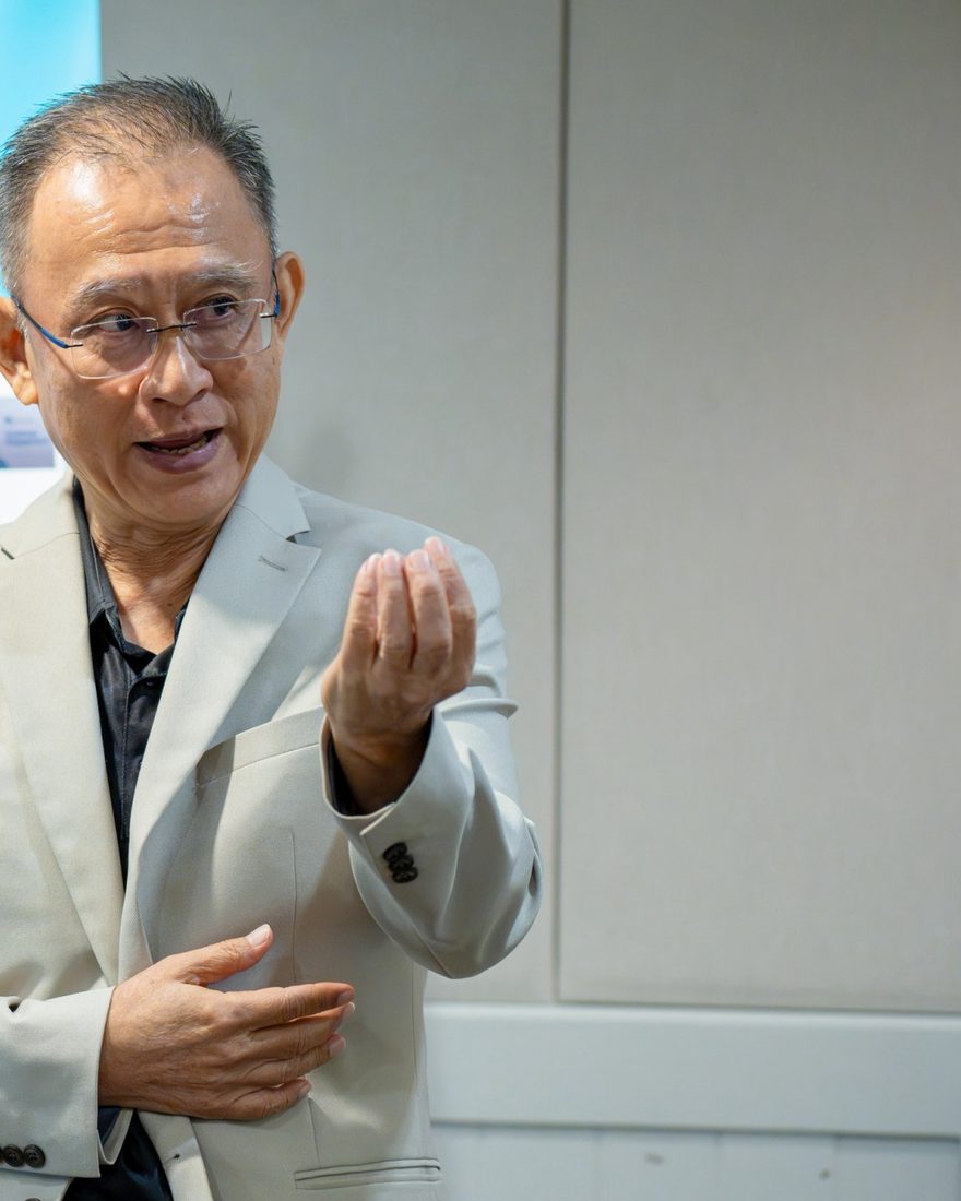 อ.ปกรณ์ วงศ์รัตนพิบูลย์ กำลังอธิบายพร้อมทำท่าประกอบ ชวนองค์กรร่วมออกแบบ Solution การพัฒนาบุคลากร