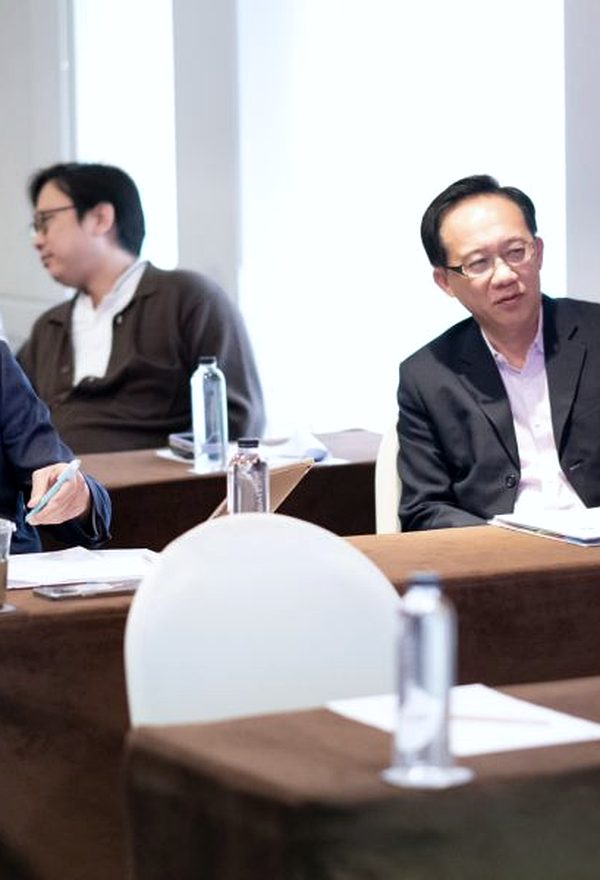 ทีมงานองค์กรร่วมประชุมและทำงานร่วมกันในห้องเรียนของสถาบัน