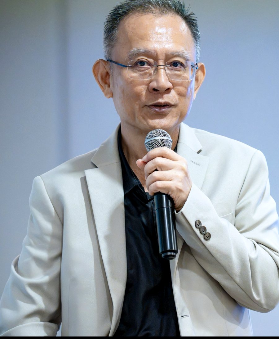อ.ปกรณ์ วงศ์รัตนพิบูลย์ ถือไมโครโฟนพูดคุยกับ HRD เรื่องการออกแบบการวัดผลการพัฒนา