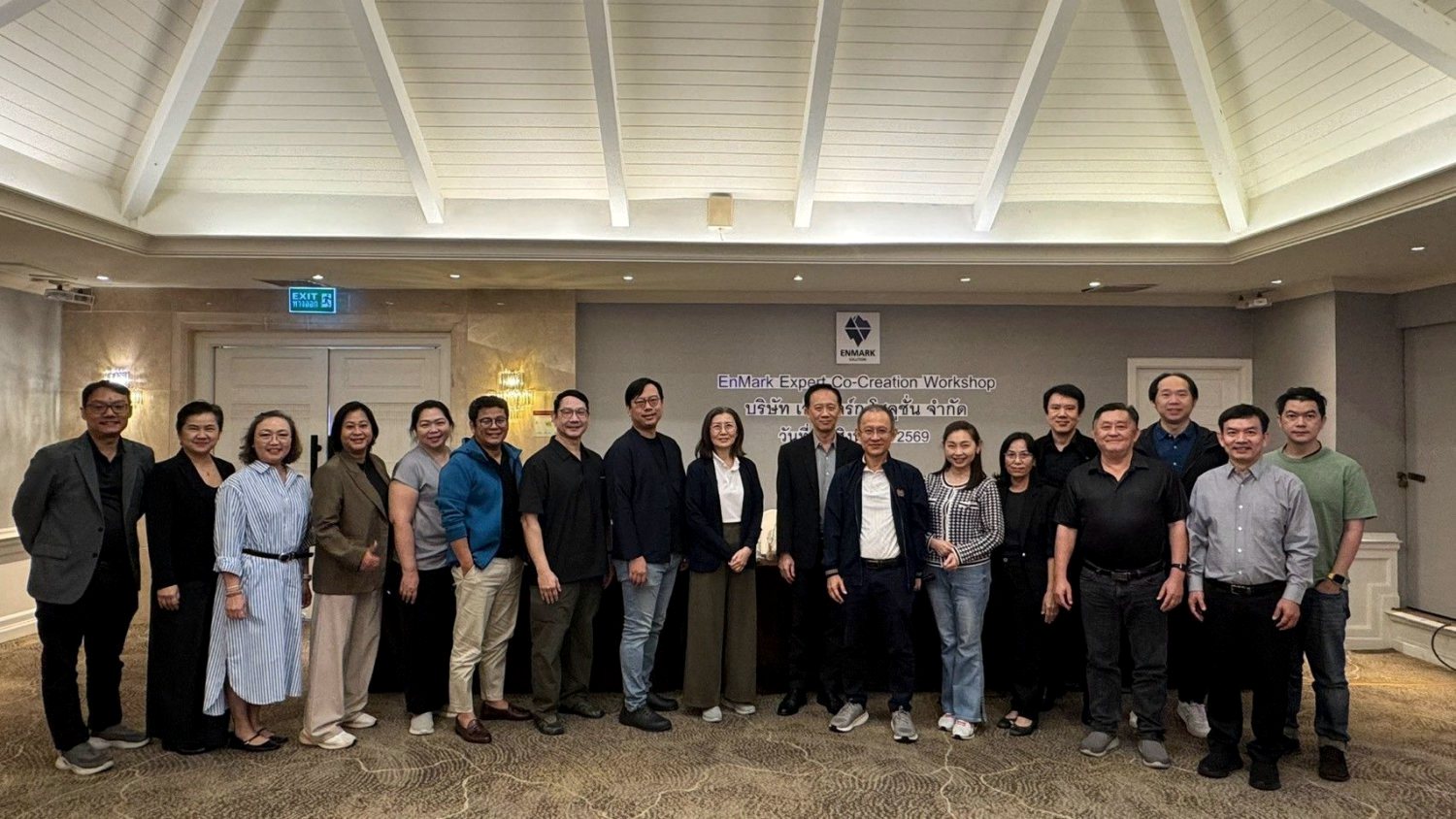ผู้เข้าร่วม EnMark Expert Co-Creation Workshop ยืนถ่ายภาพร่วมกันในห้องอบรม