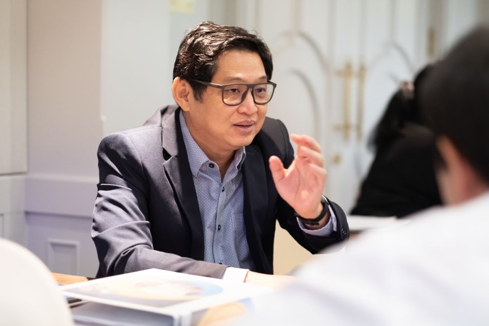 ผู้เรียนระดับบริหารแลกเปลี่ยนความคิดเห็นระหว่างการเรียนรู้