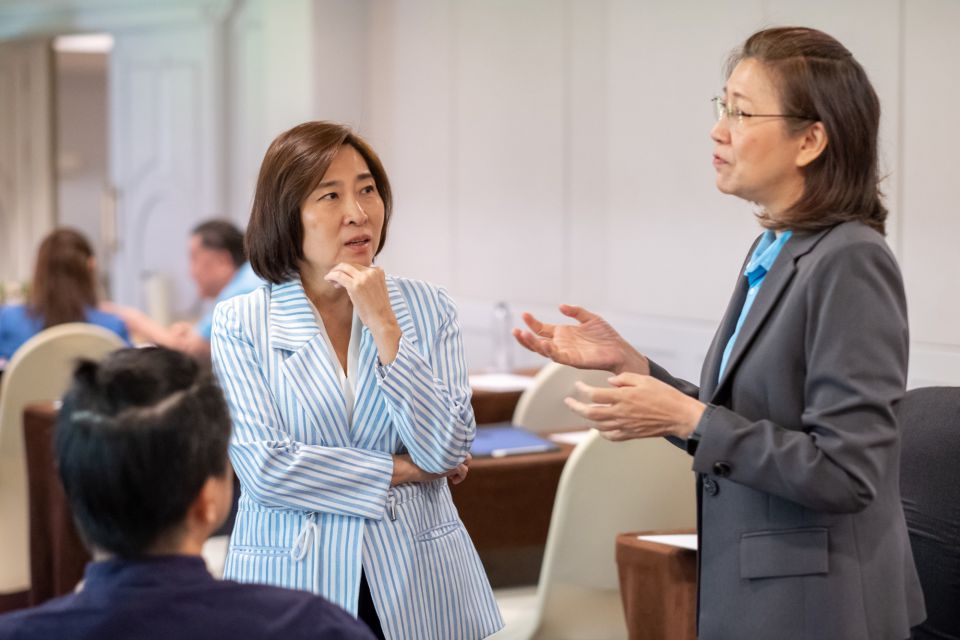 ผู้เรียนแลกเปลี่ยนความคิดเห็นระหว่างกิจกรรม Group Coaching ในห้องฝึกอบรม