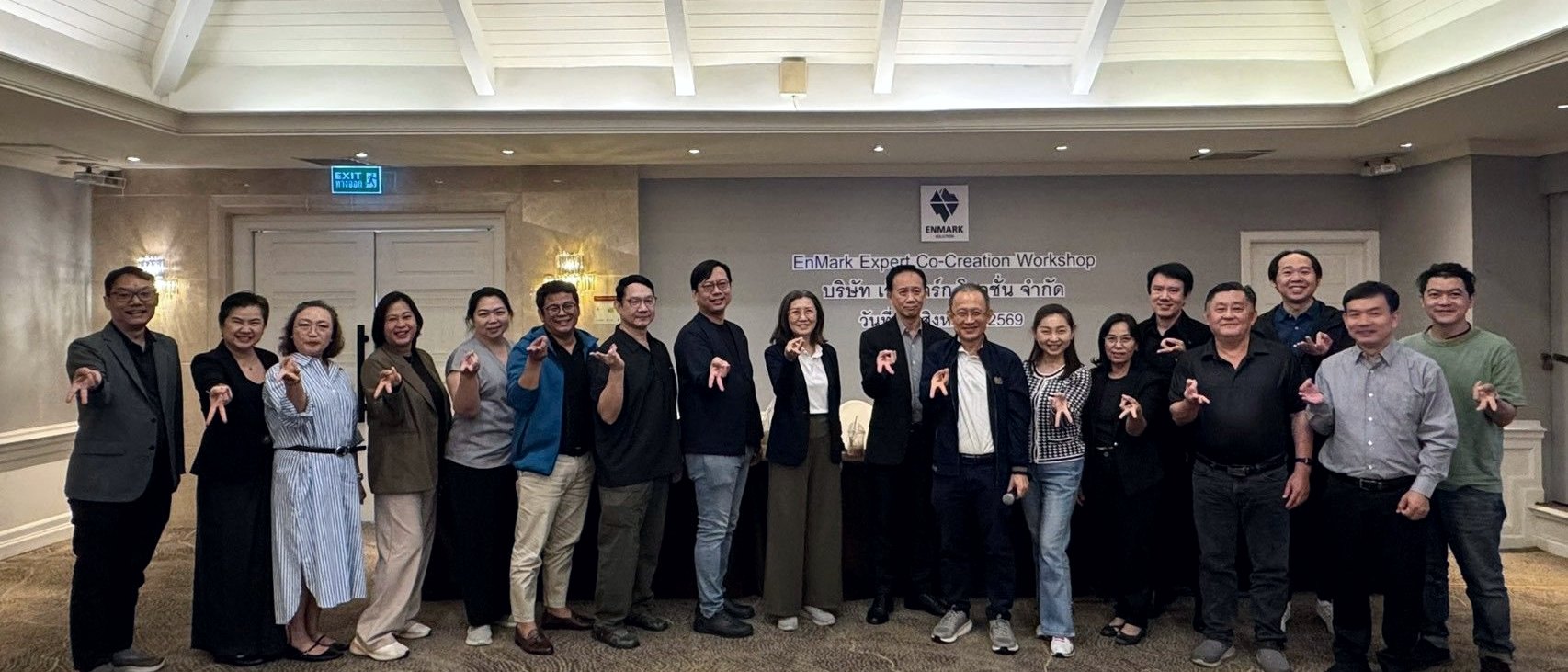 อ.ปกรณ์ วงศ์รัตนพิบูลย์ และทีมผู้เชี่ยวชาญ Enmark ในเวิร์กช็อปร่วมออกแบบการเรียนรู้