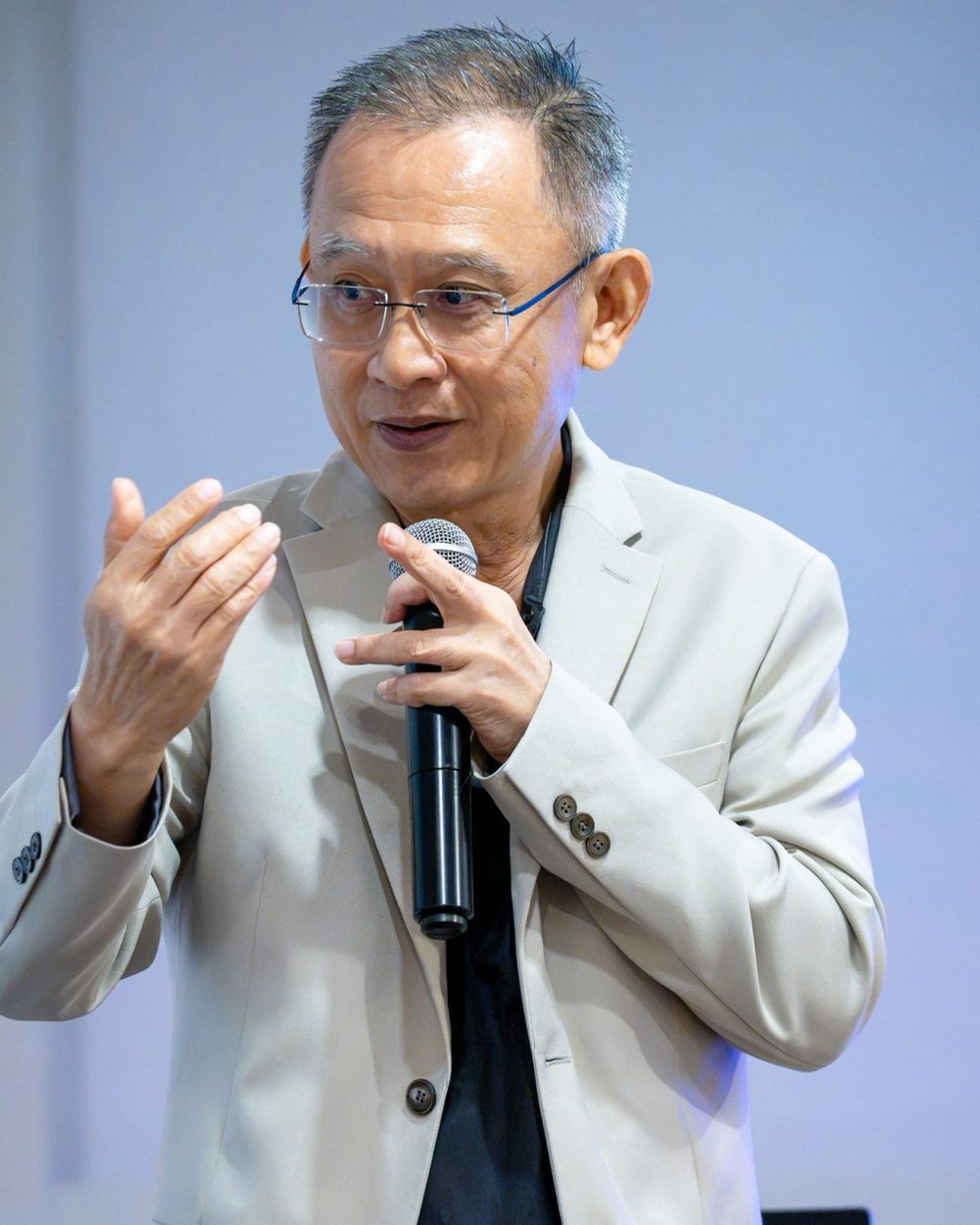 อ.ปกรณ์ วงศ์รัตนพิบูลย์ ถือไมโครโฟนอธิบายวิธีคิดให้ผู้เรียน
