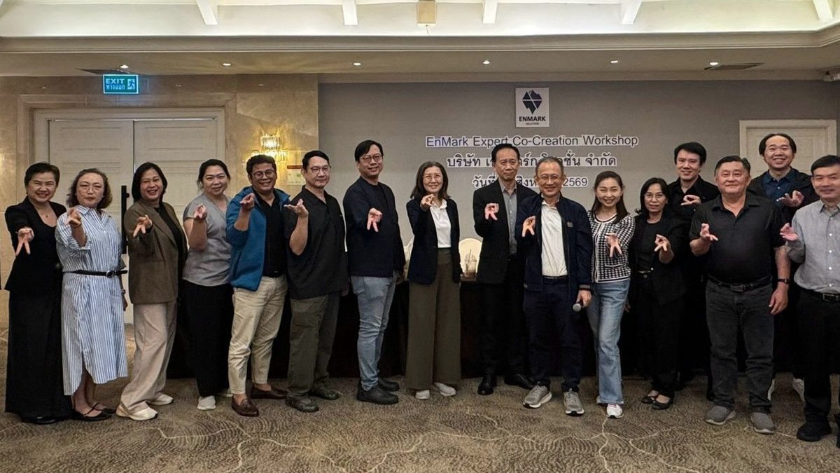 ผู้บริหารและทีมงานองค์กรที่ร่วมเวิร์กช็อปพัฒนาบุคลากรกับสถาบัน ถ่ายภาพร่วมกัน