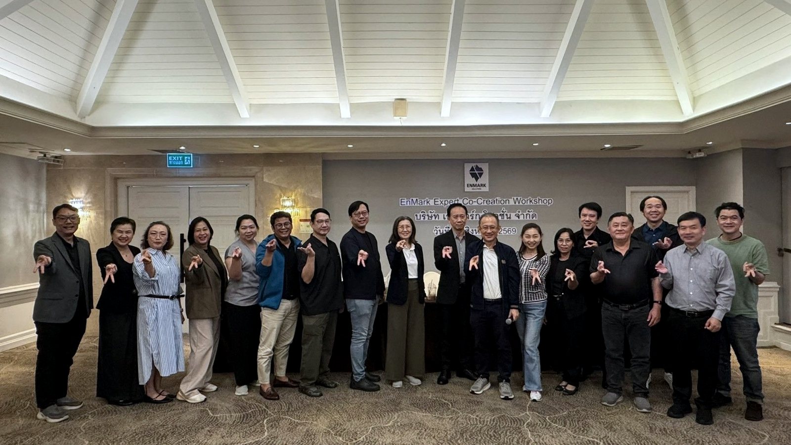 ผู้เข้าร่วมโปรแกรมพัฒนาบุคลากรของสถาบันถ่ายภาพร่วมกันในห้องฝึกอบรม