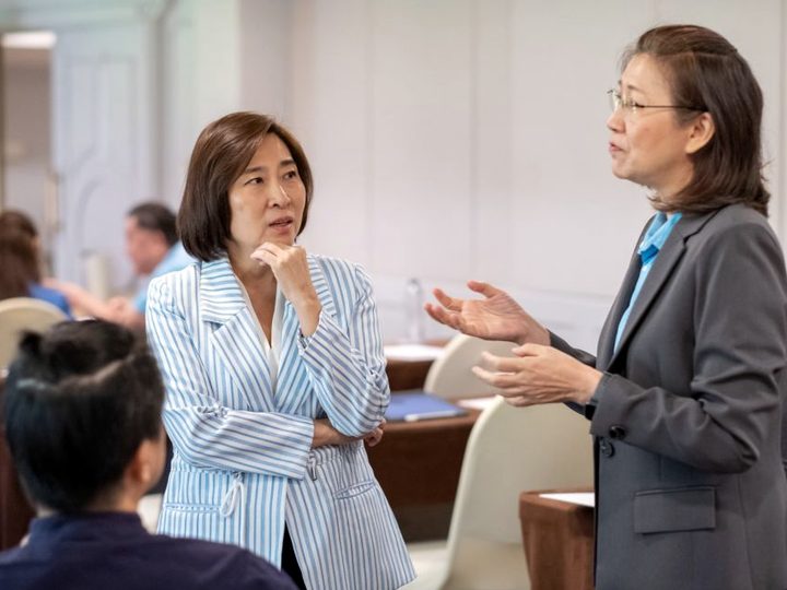 ผู้เรียนสองท่านแลกเปลี่ยนความคิดเห็นระหว่างกิจกรรมในห้องอบรม