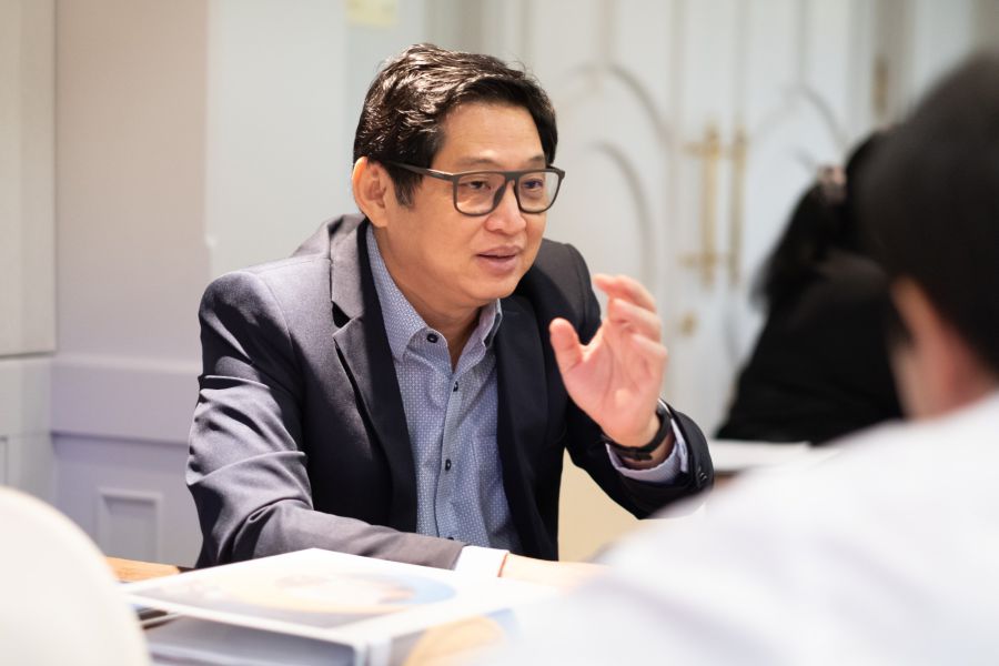 ผู้เข้าอบรมอธิบายแนวคิดของตนเองระหว่างกิจกรรมกลุ่มในห้องอบรม